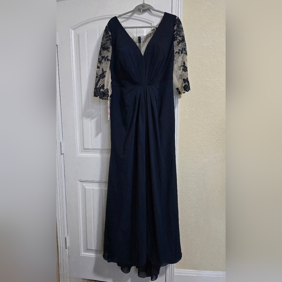 Trumpet/Mermaid V Neck - Picture 6 of 15